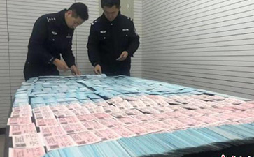 北京鐵警搗毀一制假窩點(diǎn)查獲假火車票2600余張(轉(zhuǎn)自中國新聞網(wǎng)) 北京鐵路警方8日通報(bào)稱,一個隱藏在出租房內(nèi)制作假火車票的窩點(diǎn)日前被警方端掉,當(dāng)場繳獲假火車票2600余張。 中新網(wǎng)北京12月8日電 (王海蛟)北京鐵路警方8日通報(bào)稱,一個隱藏在出租房內(nèi)制作假火車票的窩點(diǎn)日前被警方端掉,當(dāng)場繳獲假火車票2600余張。犯罪嫌疑人唐某已被北京鐵路警方刑事拘留。 據(jù)了解,為切實(shí)維護(hù)廣大旅客合法權(quán)益,嚴(yán)厲打擊涉票違法犯罪活動,確保2020年春運(yùn)鐵路治安秩序良好,公安部鐵路公安局從2019年12月1日起,在全國鐵路公安機(jī)關(guān)啟動為期80天的打擊倒票“獵鷹-2020”戰(zhàn)役。 據(jù)北京鐵路公安處治安支隊(duì)相關(guān)負(fù)責(zé)人介紹,通過近一周的摸排調(diào)查工作,12月5日18時許,治安支隊(duì)在北京市豐臺區(qū)一平房內(nèi)查獲一處制作假火車票窩點(diǎn),當(dāng)場抓獲嫌疑人唐某。據(jù)唐某交代,他是通過在互聯(lián)網(wǎng)某網(wǎng)站發(fā)布消息進(jìn)行招攬,然后再根據(jù)客戶要求制作販賣用于報(bào)銷的假火車票,每張收費(fèi)25元至35元不等。隨后,民警又在出租房內(nèi)查獲制假工具,以及制作的半成品假火車票2500余張、已經(jīng)制作完成的假火車票130張。目前,該嫌疑人因涉嫌偽造有價票證罪,已被北京鐵路警方刑事拘留。 據(jù)悉,在“獵鷹-2020”戰(zhàn)役中,北京鐵路警方抽調(diào)專門警力組建“獵鷹小分隊(duì)”,部署警力加大利用互聯(lián)網(wǎng)進(jìn)行倒賣火車票、以及利用他人身份信息囤積車票等不法行為,全方位擠壓涉票違法犯罪活動空間。(完)